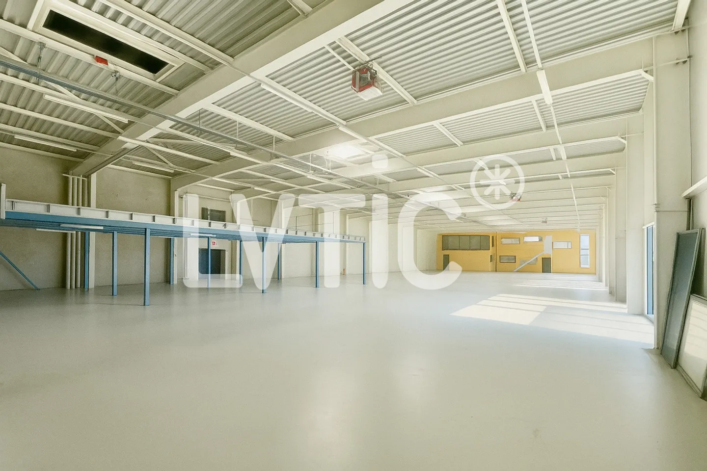 Showroom, magazzini, locali di 3490 m2 divisibili in affitto a Yverdon - Foto 3 di 11