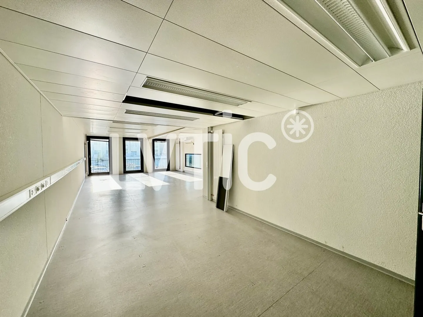 Showroom, magazzini, locali di 3490 m2 divisibili in affitto a Yverdon - Foto 6 di 11
