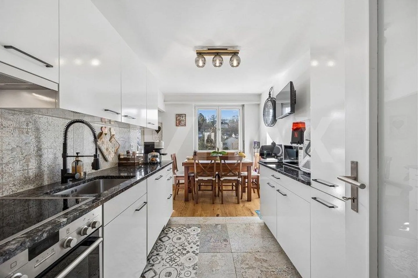 Bright 3½-room apartment with two balconies - Photo 2 of 13