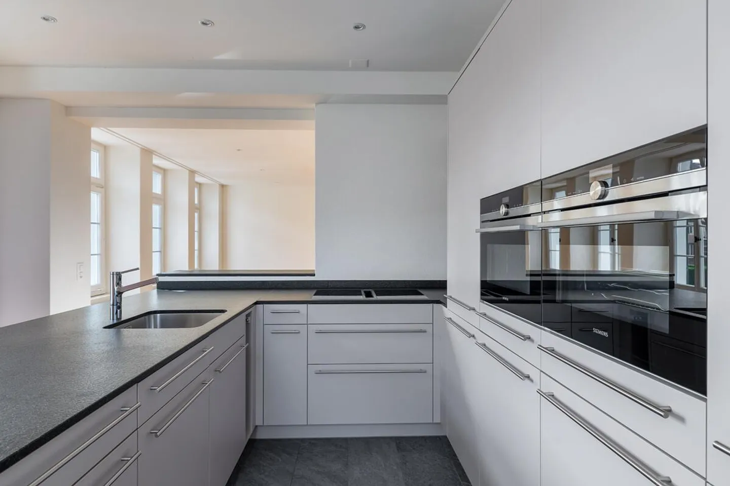 Horgen: Characterful 5-Room Apartment Near Center and Lake - Photo 3 of 5