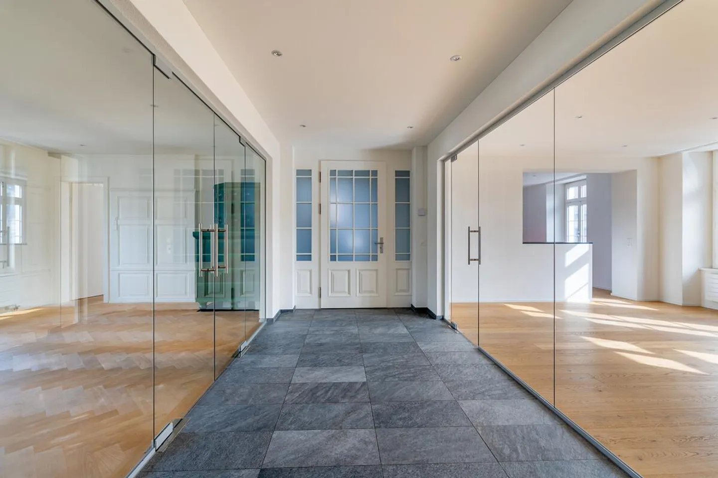 Horgen: Characterful 5-Room Apartment Near Center and Lake - Photo 1 of 5