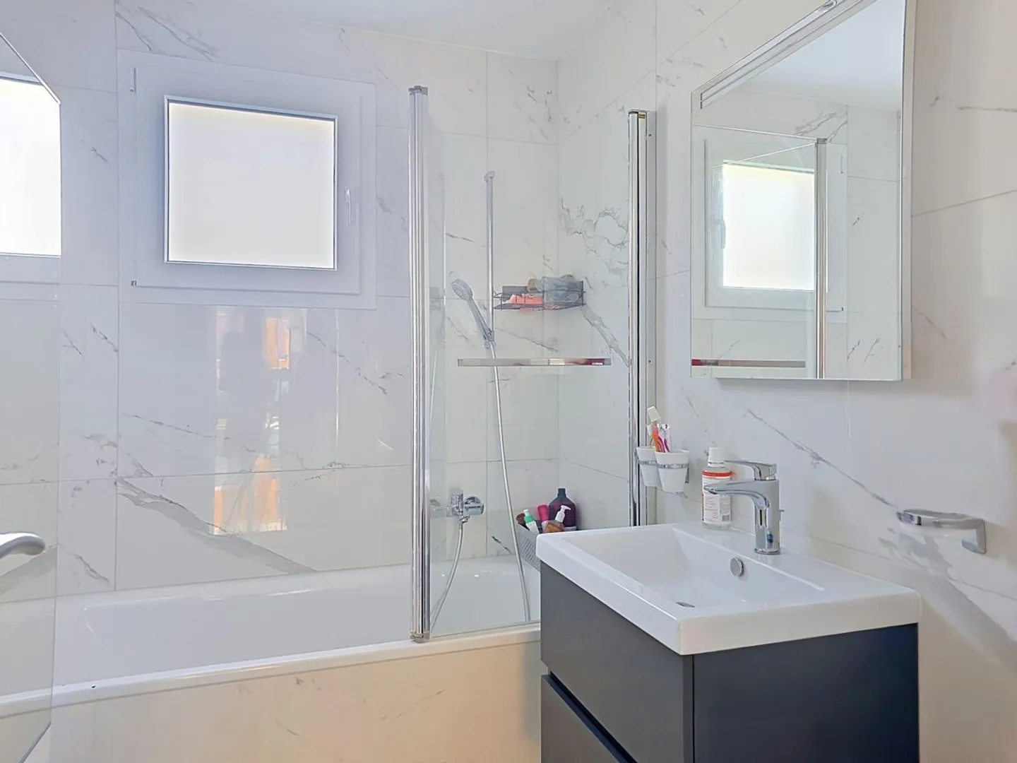 LUCENS - Beautiful Contemporary Apartment - Photo 9 of 10