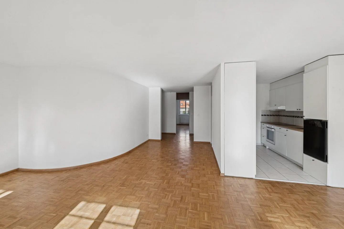 3.5 Room Apartment in Schönenbuch - Photo 4 of 12