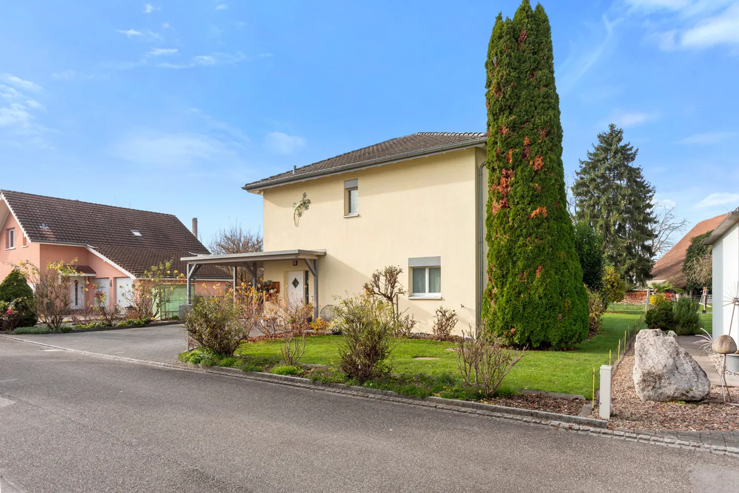 Gepflegte Liegenschaft mit wunderbarem Garten - Foto 2 von 9