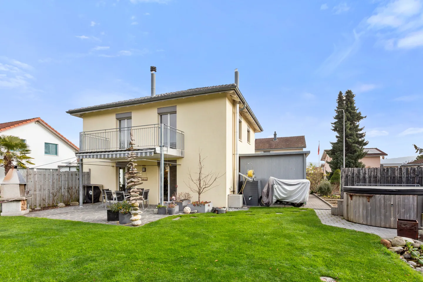 Gepflegte Liegenschaft mit wunderbarem Garten - Foto 1 von 9