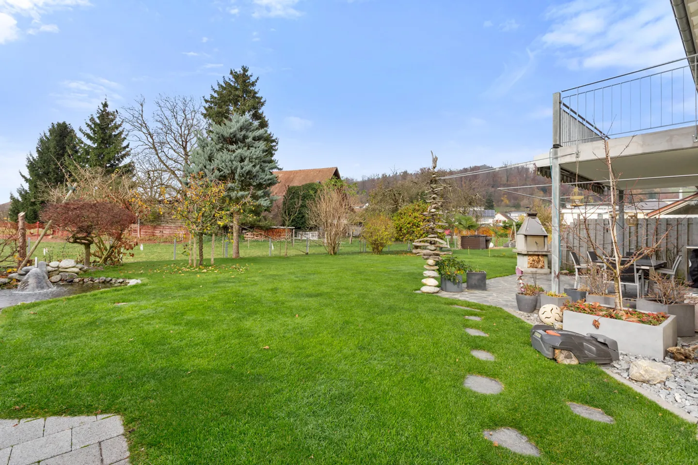 Gepflegte Liegenschaft mit wunderbarem Garten - Foto 3 von 9