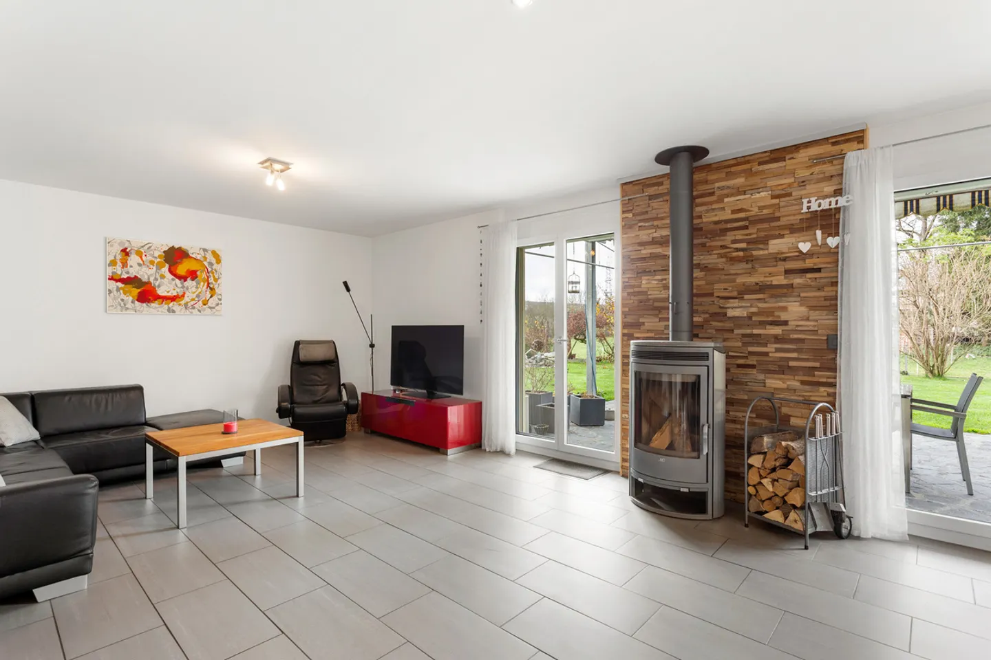 Gepflegte Liegenschaft mit wunderbarem Garten - Foto 4 von 9