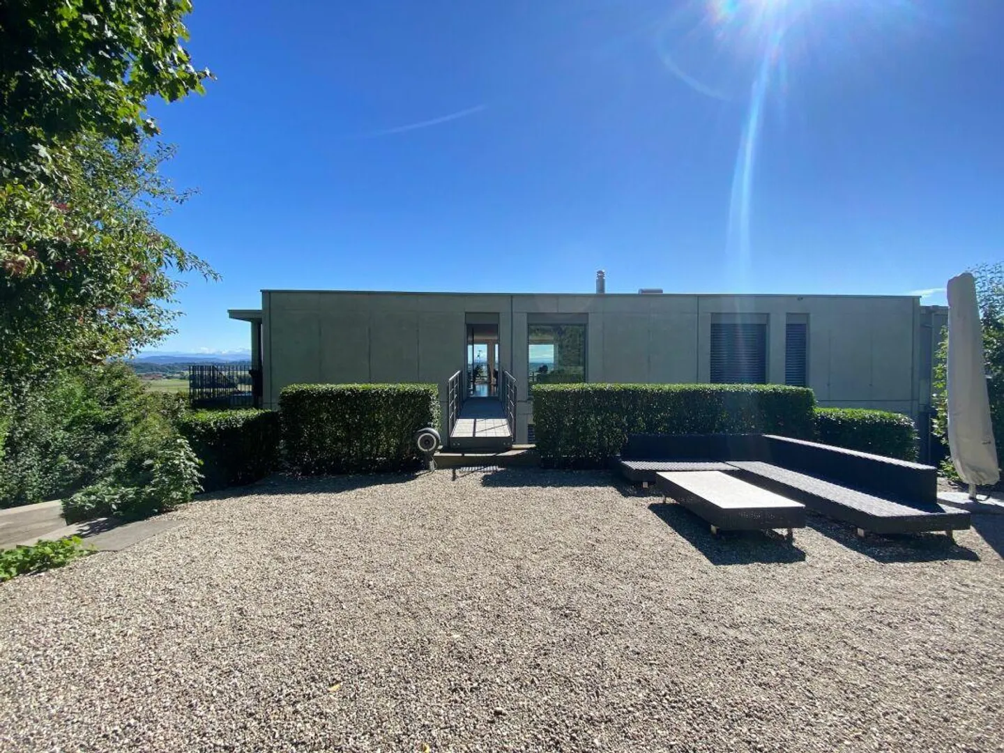 Appartement en attique de 4,5 pièces de première classe avec appartement d'invité de 2 pièces et garage double dans un emplacement spectaculaire avec vue - Photo 1 sur 29