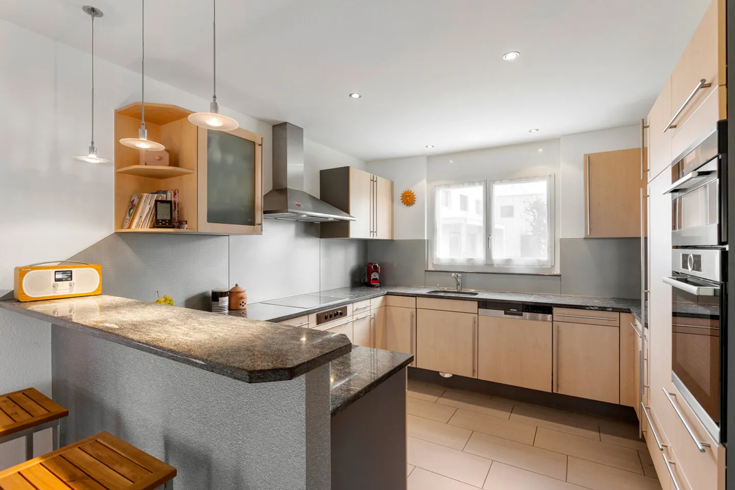 Gepflegte Liegenschaft mit wunderbarem Garten - Foto 6 von 9