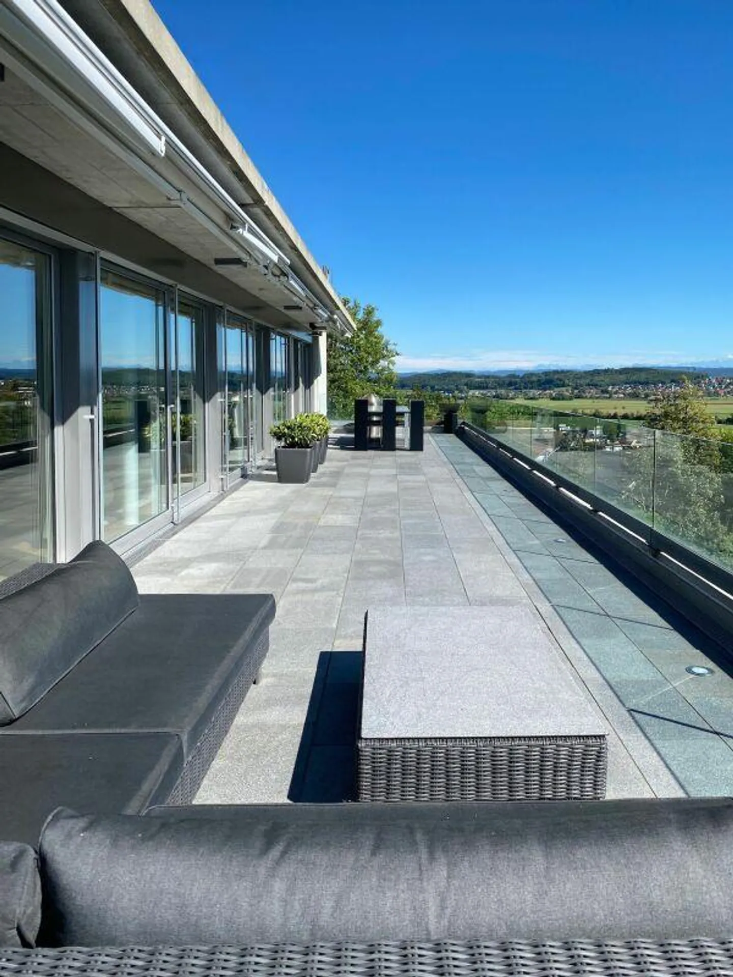 Appartement en attique de 4,5 pièces de première classe avec appartement d'invité de 2 pièces et garage double dans un emplacement spectaculaire avec vue - Photo 2 sur 29