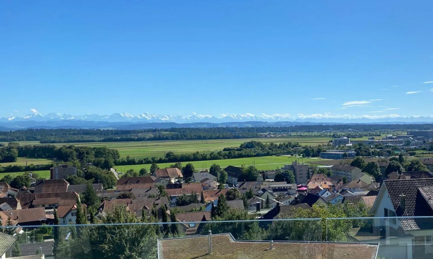 Appartement en attique de 4,5 pièces de première classe avec appartement d'invité de 2 pièces et garage double dans un emplacement spectaculaire avec vue - Photo 3 sur 29