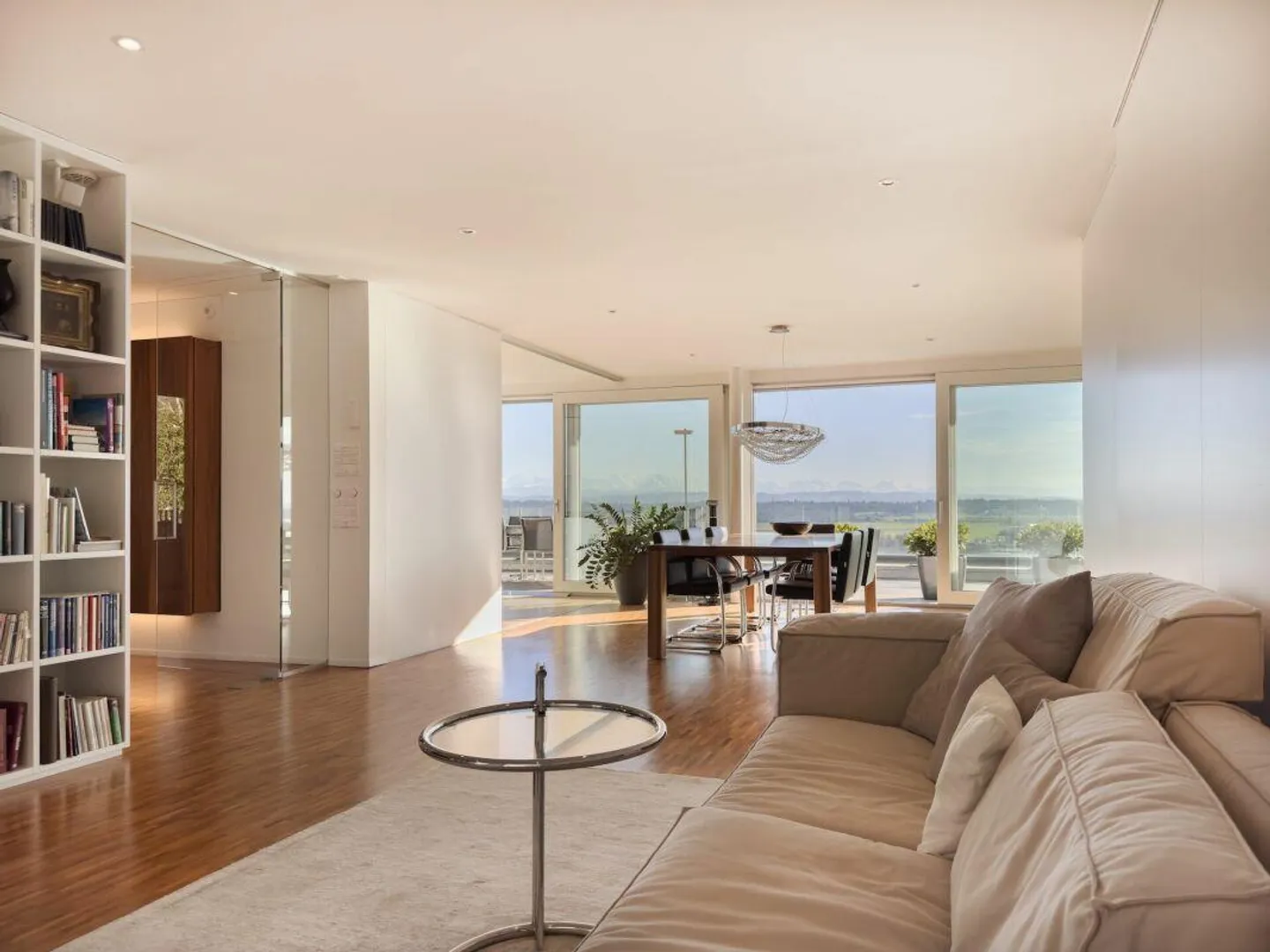 Appartement en attique de 4,5 pièces de première classe avec appartement d'invité de 2 pièces et garage double dans un emplacement spectaculaire avec vue - Photo 4 sur 29