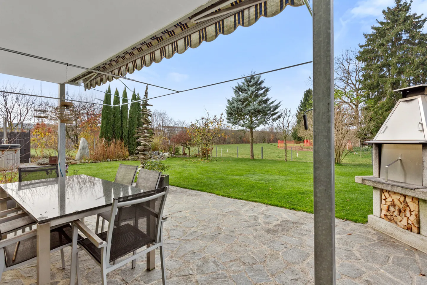 Gepflegte Liegenschaft mit wunderbarem Garten - Foto 7 von 9