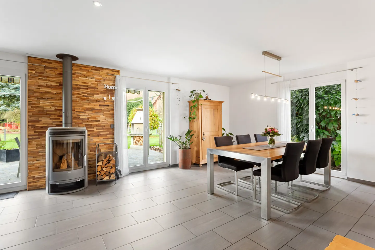 Gepflegte Liegenschaft mit wunderbarem Garten - Foto 5 von 9