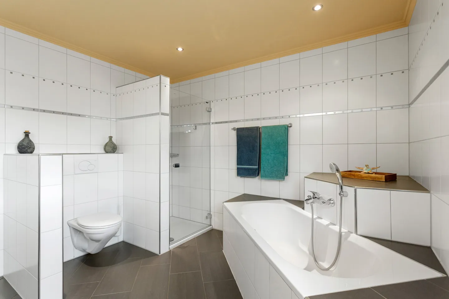 Gepflegte Liegenschaft mit wunderbarem Garten - Foto 8 von 9