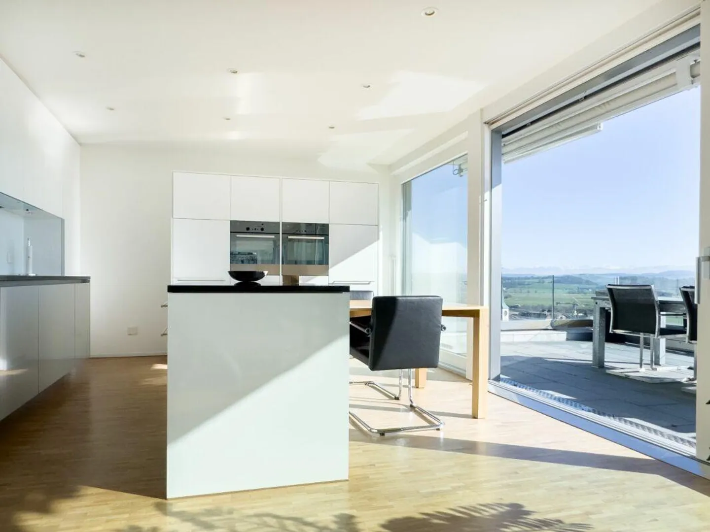 Appartement en attique de 4,5 pièces de première classe avec appartement d'invité de 2 pièces et garage double dans un emplacement spectaculaire avec vue - Photo 9 sur 29