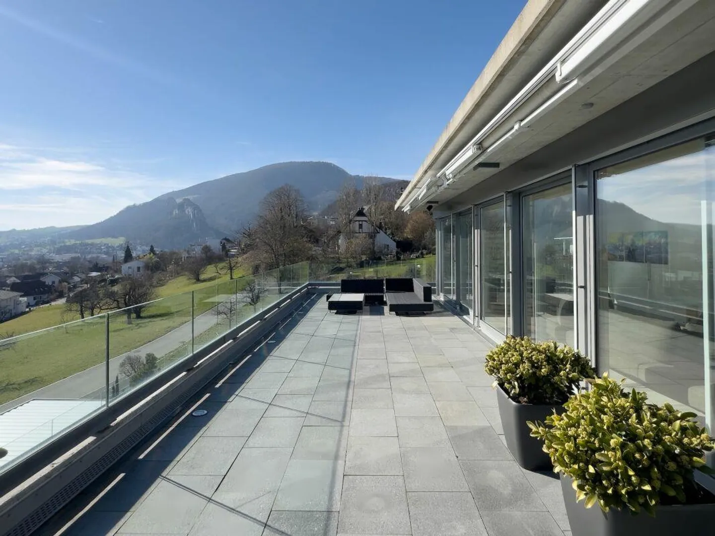 Appartement en attique de 4,5 pièces de première classe avec appartement d'invité de 2 pièces et garage double dans un emplacement spectaculaire avec vue - Photo 10 sur 29