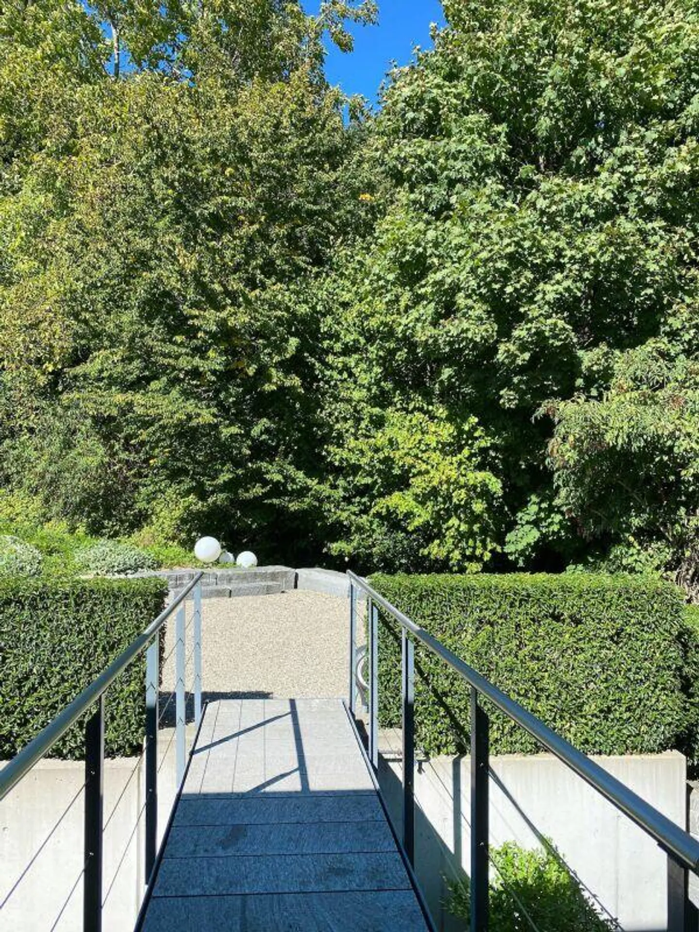 Appartement en attique de 4,5 pièces de première classe avec appartement d'invité de 2 pièces et garage double dans un emplacement spectaculaire avec vue - Photo 16 sur 29