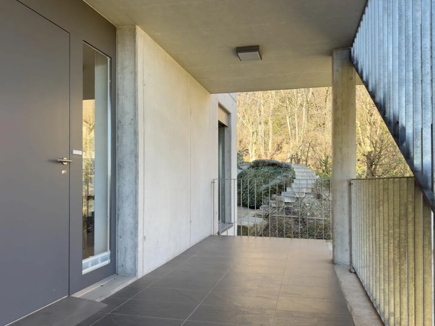 Appartement en attique de 4,5 pièces de première classe avec appartement d'invité de 2 pièces et garage double dans un emplacement spectaculaire avec vue - Photo 18 sur 29