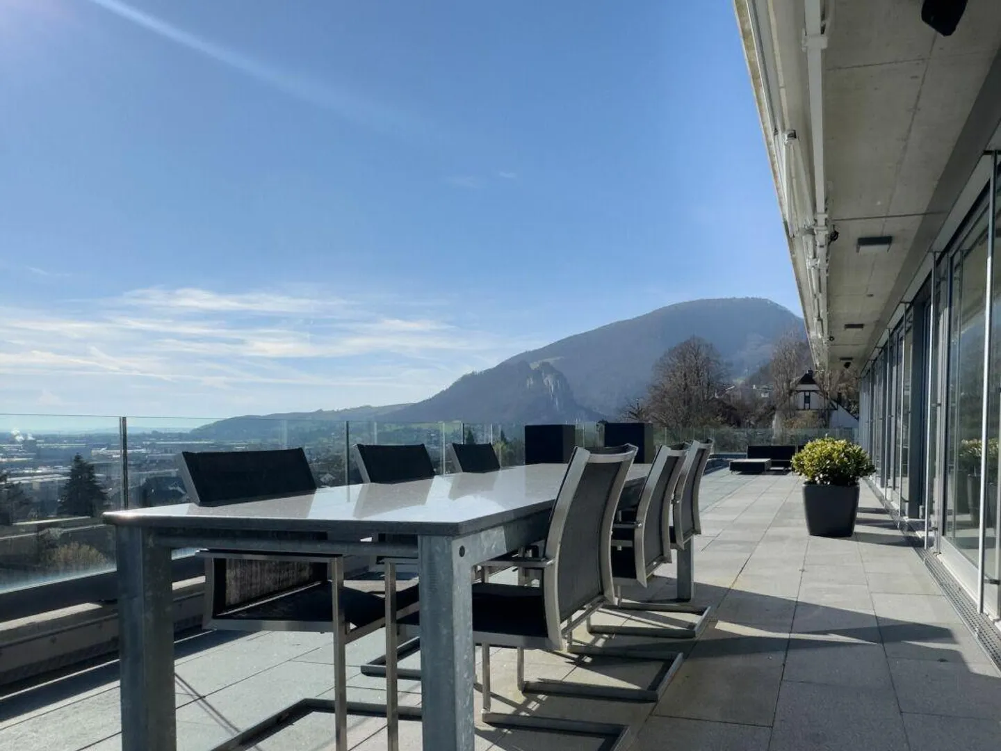 Appartement en attique de 4,5 pièces de première classe avec appartement d'invité de 2 pièces et garage double dans un emplacement spectaculaire avec vue - Photo 11 sur 29