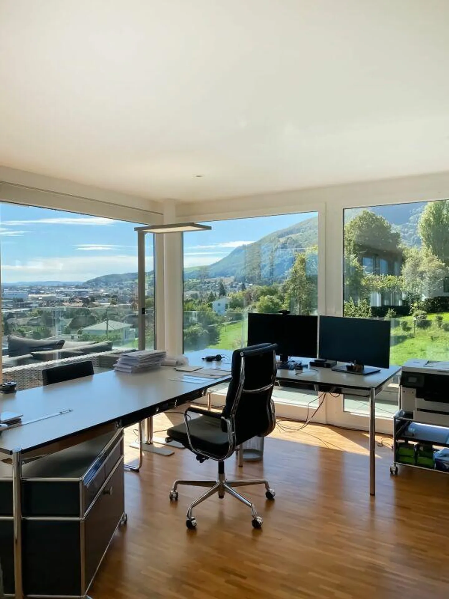 Appartement en attique de 4,5 pièces de première classe avec appartement d'invité de 2 pièces et garage double dans un emplacement spectaculaire avec vue - Photo 12 sur 29