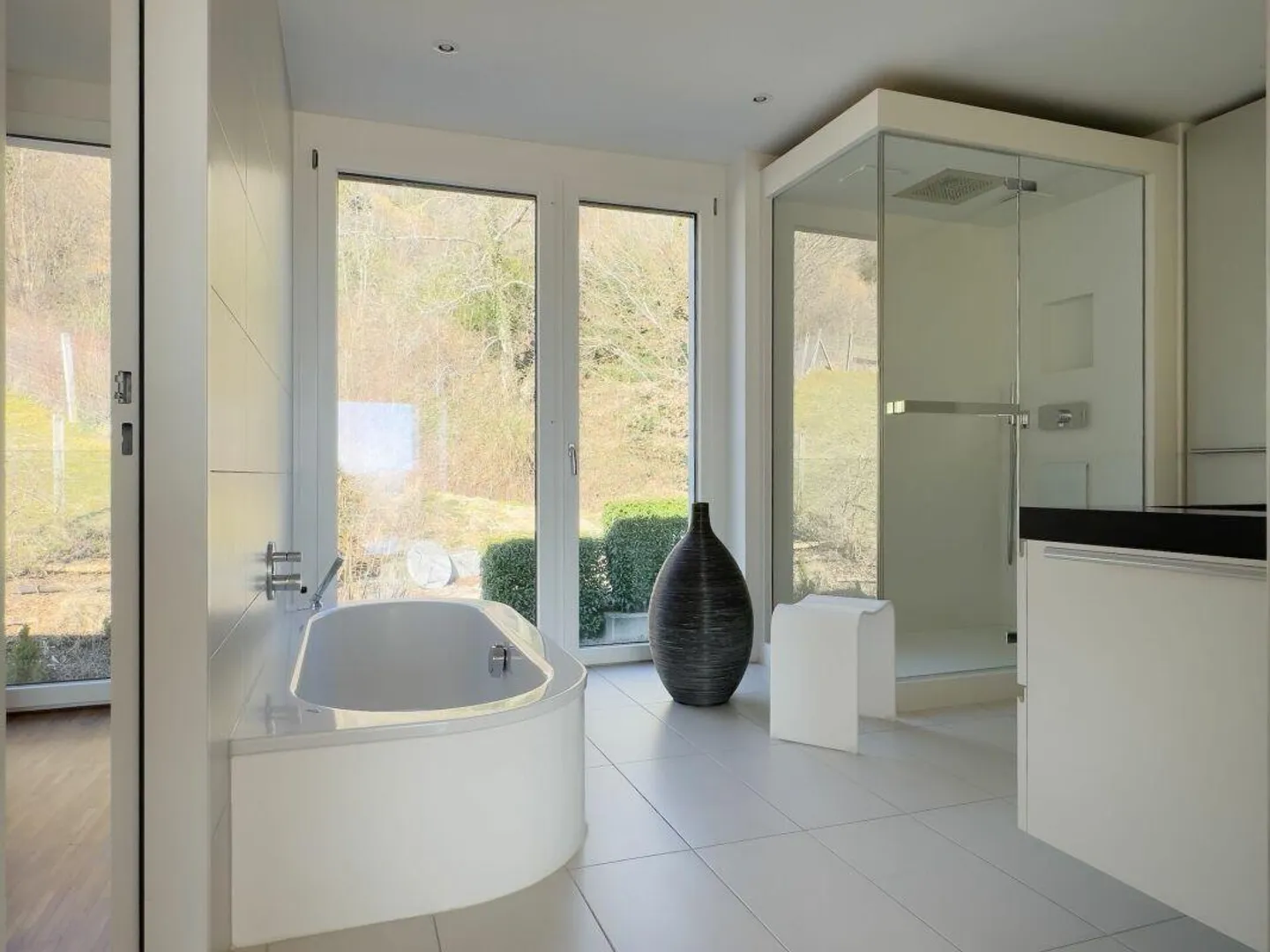 Appartement en attique de 4,5 pièces de première classe avec appartement d'invité de 2 pièces et garage double dans un emplacement spectaculaire avec vue - Photo 13 sur 29