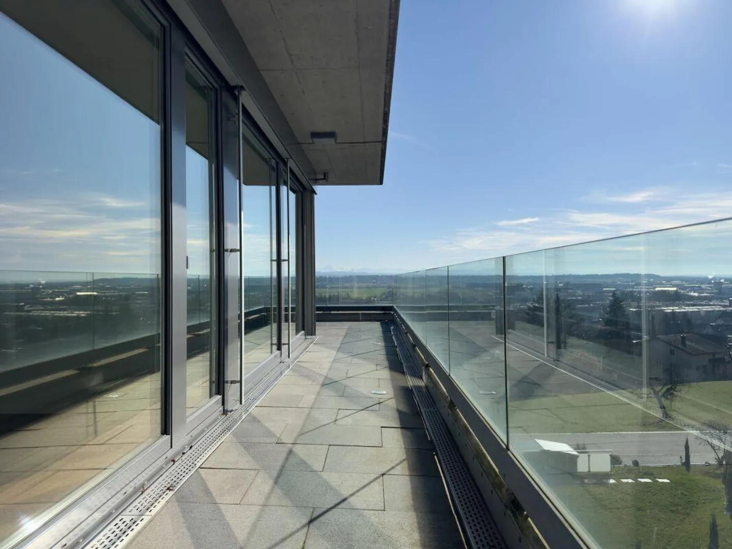 Appartement en attique de 4,5 pièces de première classe avec appartement d'invité de 2 pièces et garage double dans un emplacement spectaculaire avec vue - Photo 14 sur 29