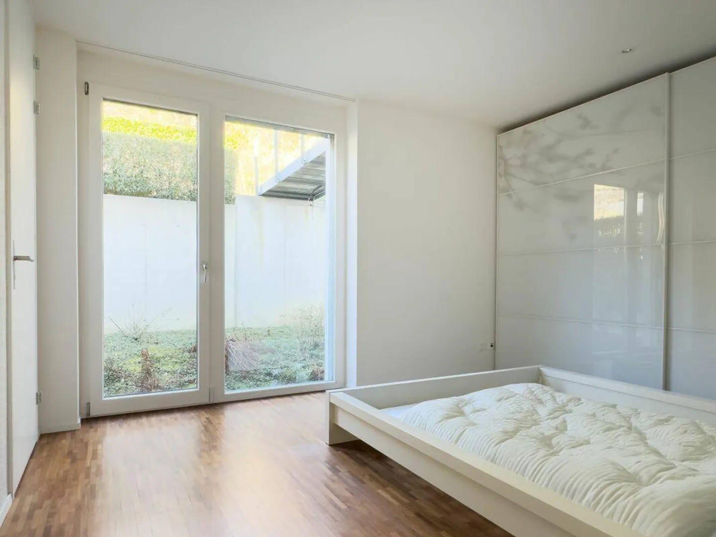 Appartement en attique de 4,5 pièces de première classe avec appartement d'invité de 2 pièces et garage double dans un emplacement spectaculaire avec vue - Photo 21 sur 29