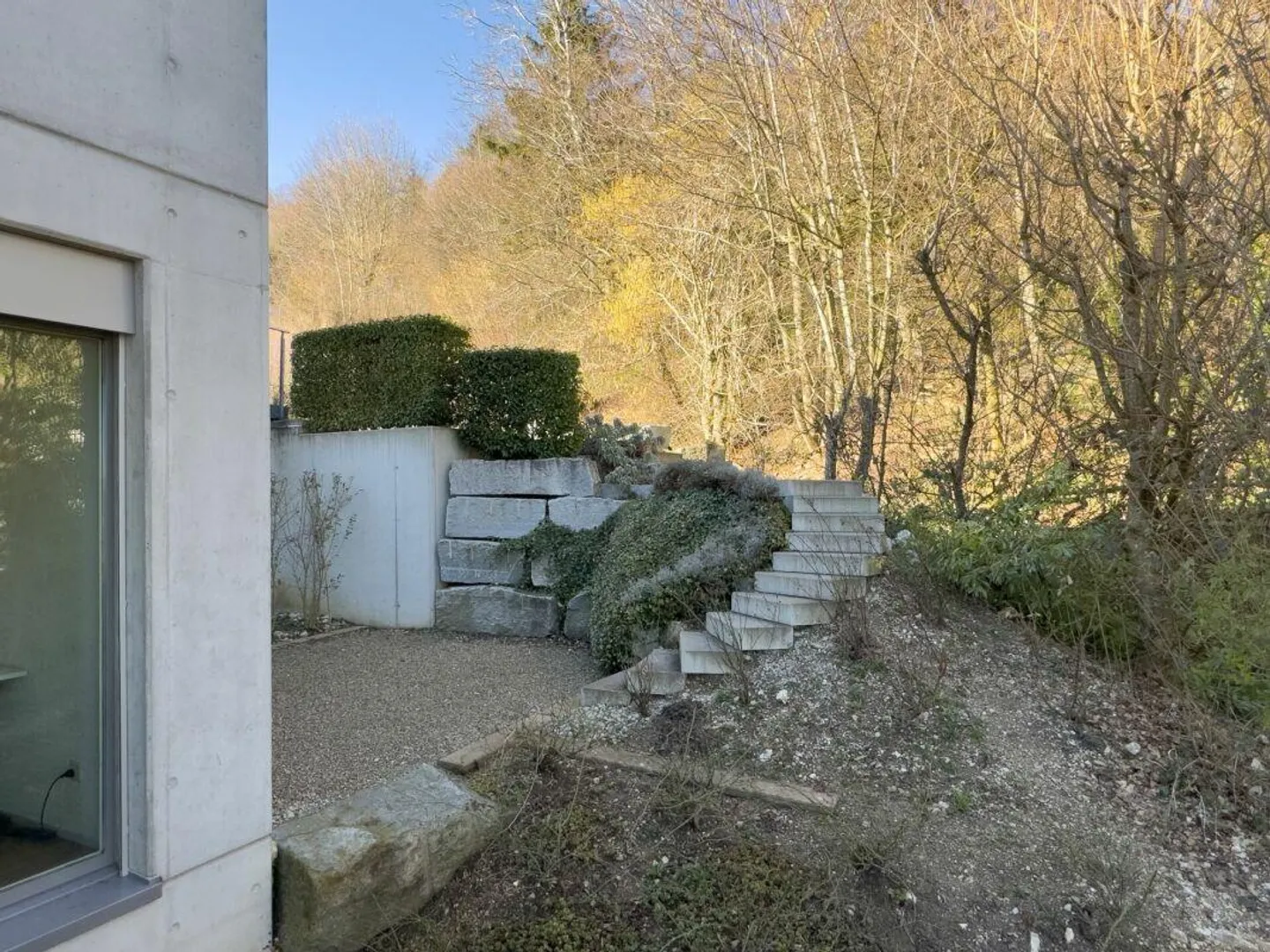 Appartement en attique de 4,5 pièces de première classe avec appartement d'invité de 2 pièces et garage double dans un emplacement spectaculaire avec vue - Photo 23 sur 29