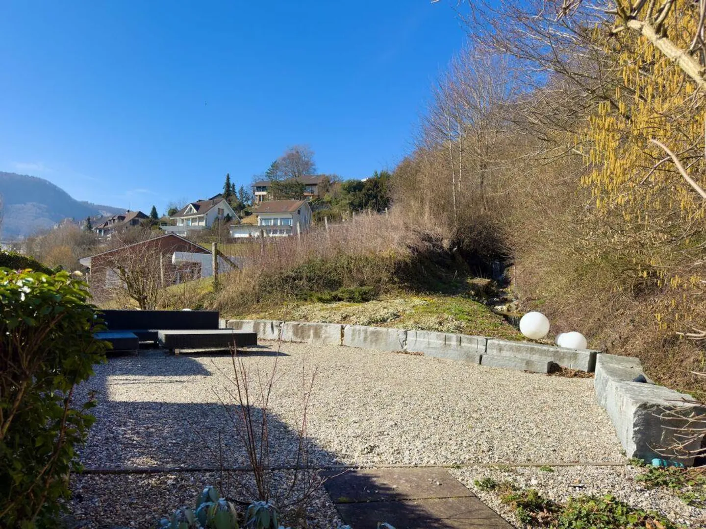 Appartement en attique de 4,5 pièces de première classe avec appartement d'invité de 2 pièces et garage double dans un emplacement spectaculaire avec vue - Photo 24 sur 29