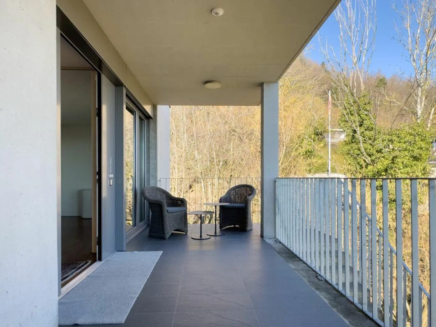 Appartement en attique de 4,5 pièces de première classe avec appartement d'invité de 2 pièces et garage double dans un emplacement spectaculaire avec vue - Photo 26 sur 29