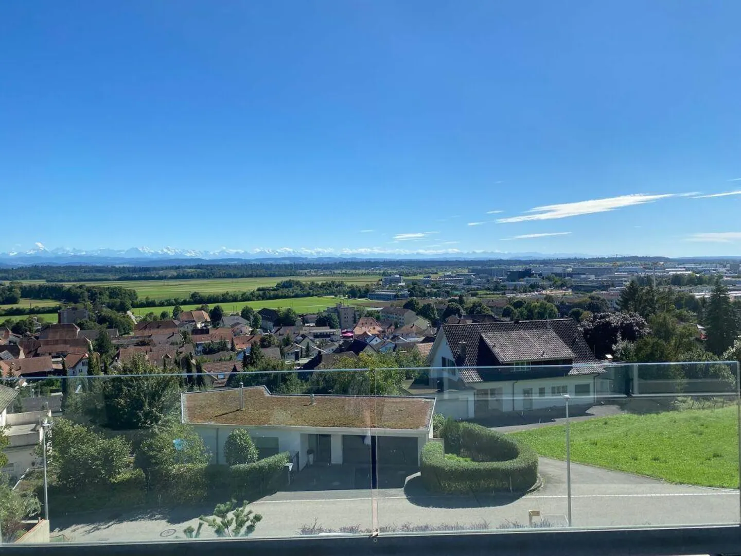 Appartement en attique de 4,5 pièces de première classe avec appartement d'invité de 2 pièces et garage double dans un emplacement spectaculaire avec vue - Photo 27 sur 29