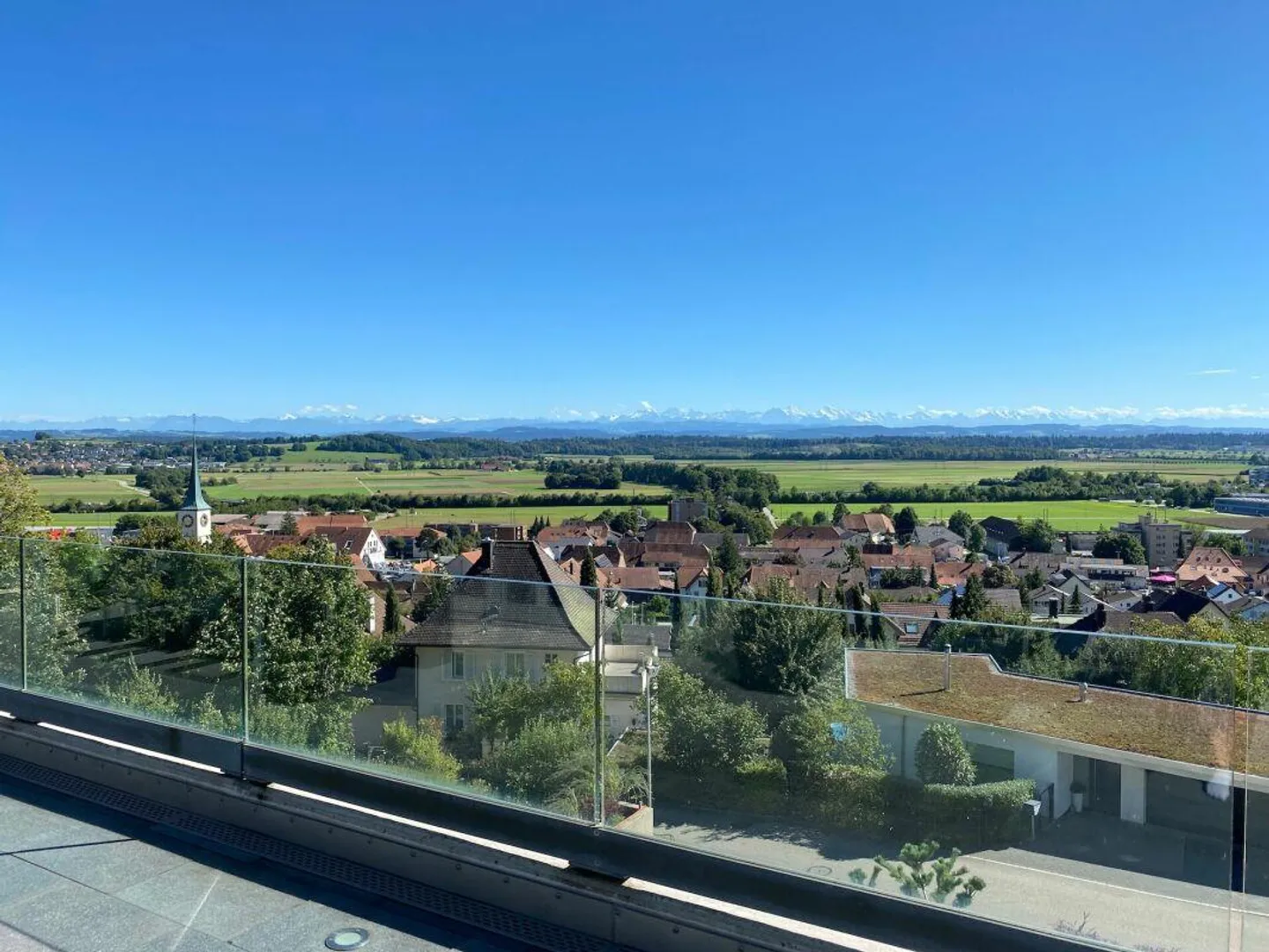 Appartement en attique de 4,5 pièces de première classe avec appartement d'invité de 2 pièces et garage double dans un emplacement spectaculaire avec vue - Photo 28 sur 29