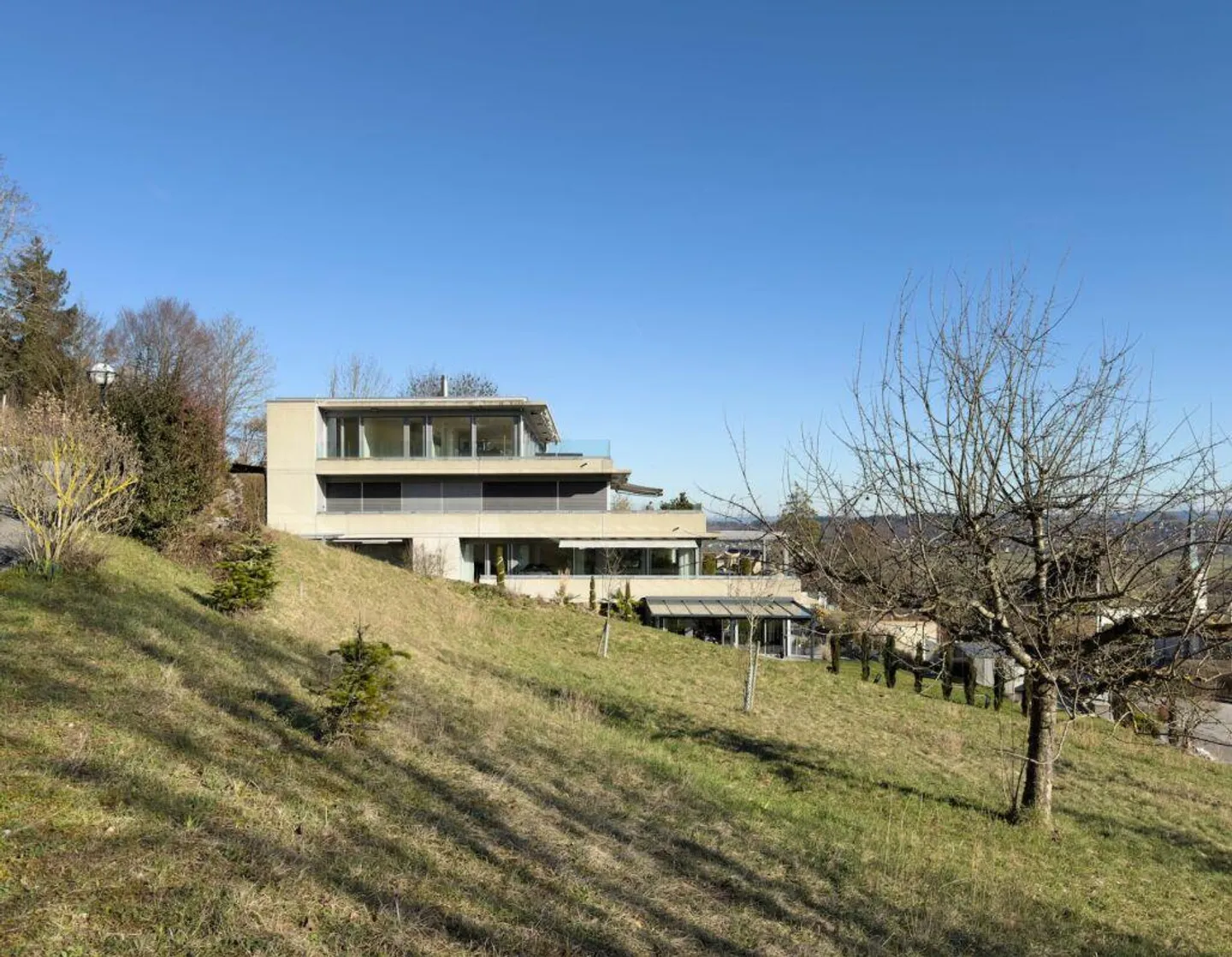 Appartement en attique de 4,5 pièces de première classe avec appartement d'invité de 2 pièces et garage double dans un emplacement spectaculaire avec vue - Photo 29 sur 29