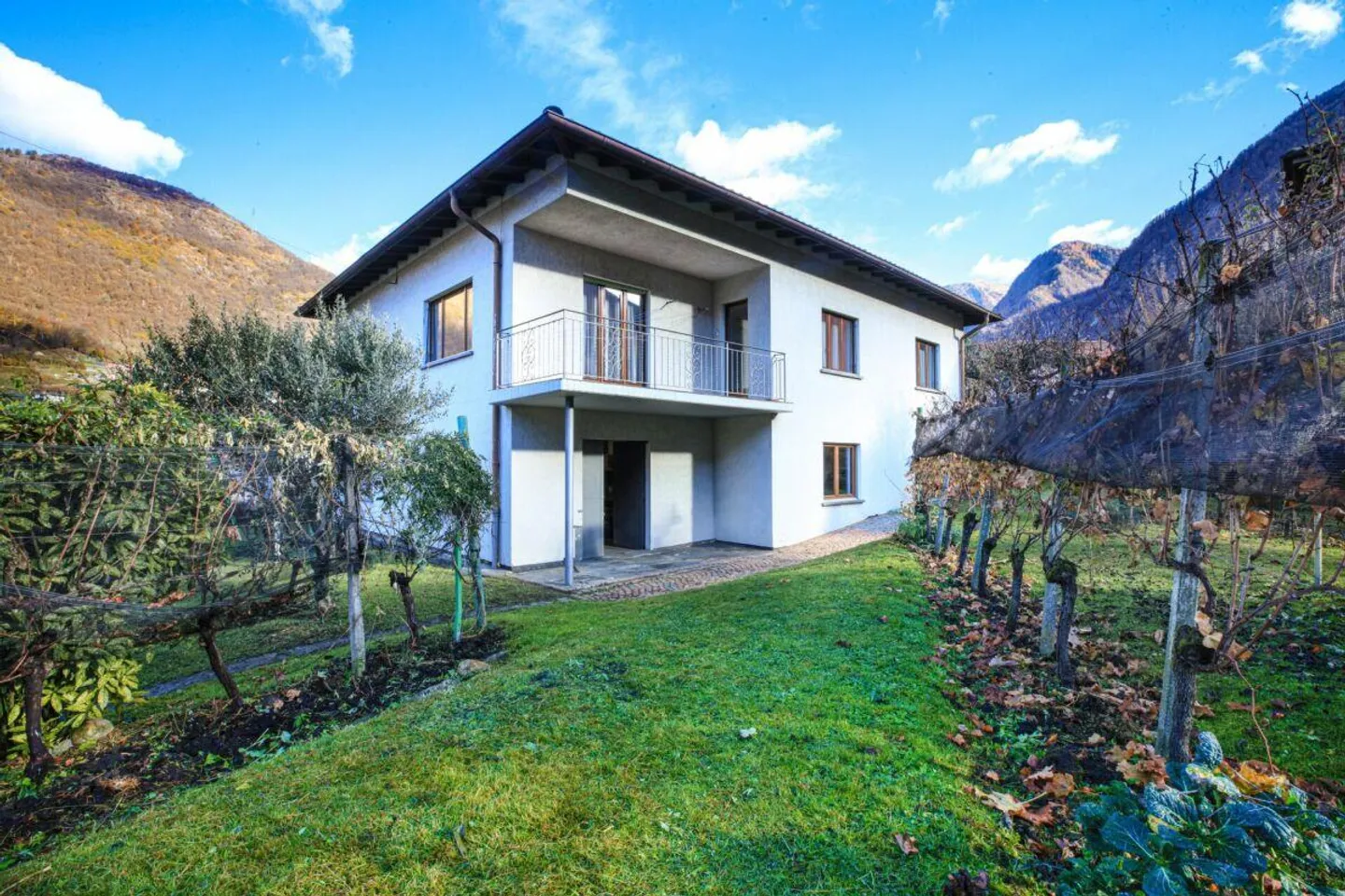 ROVEREDO - House to renovate with building land - Photo 1 of 17