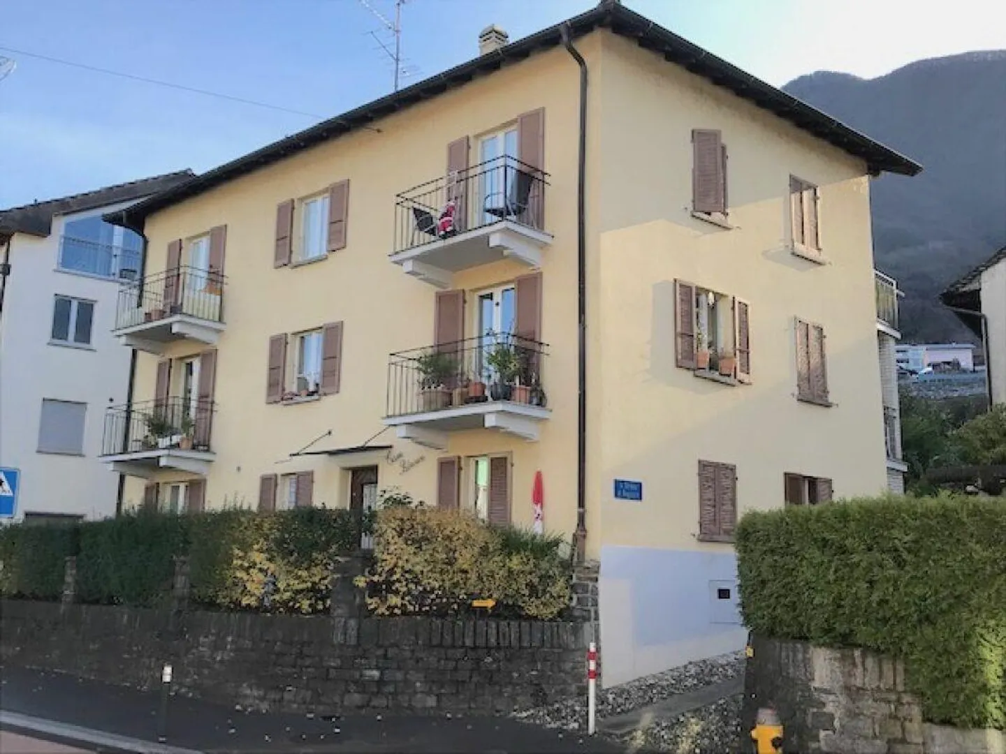 IN VENDITA NEL CENTRO DI VIRA GAMBAROGNO - CASA PLURIFAMILIARE CON 4 APPARTAMENTI E UN MAGAZZINO - Foto 2 di 15