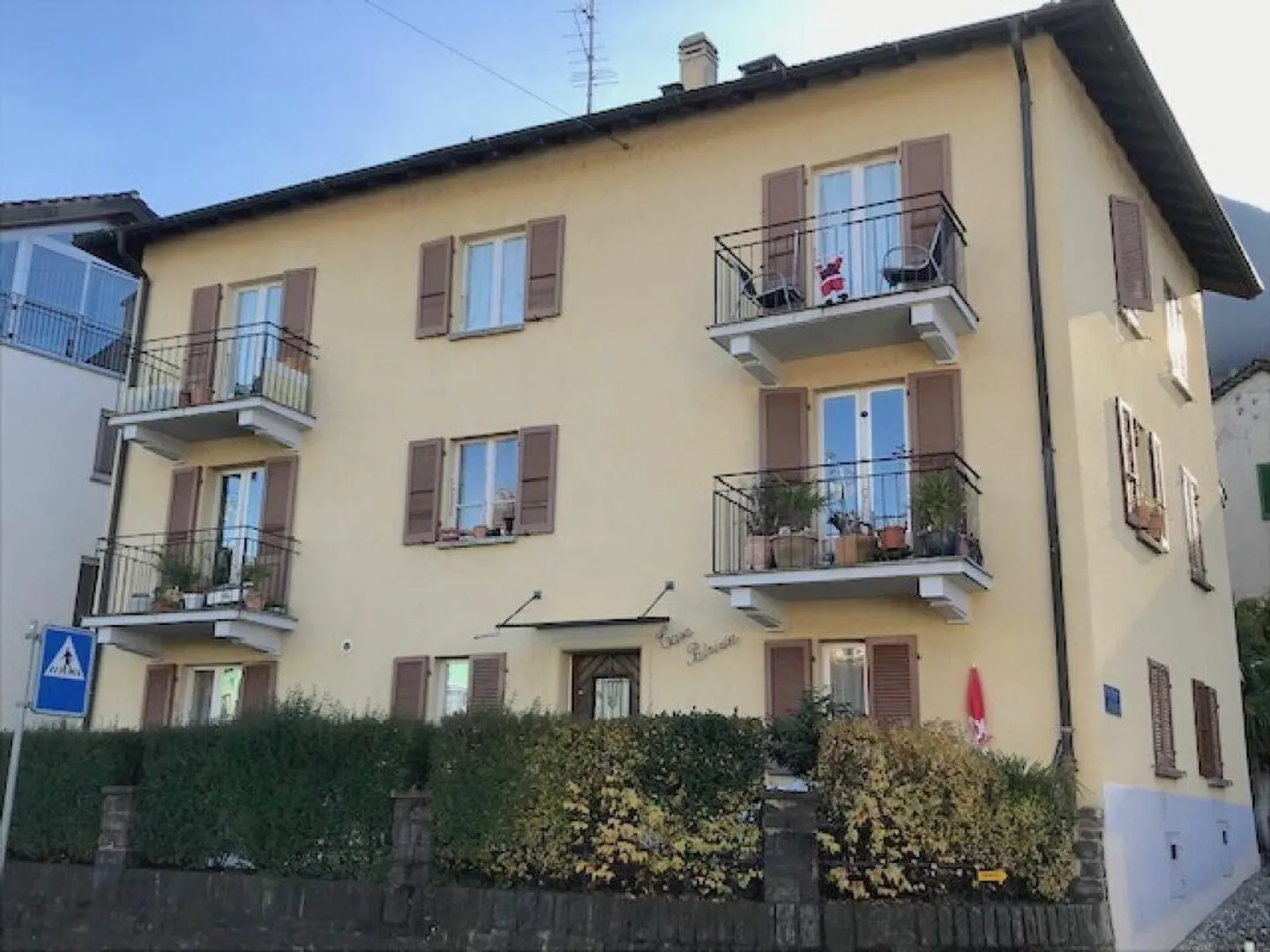 IN VENDITA NEL CENTRO DI VIRA GAMBAROGNO - CASA PLURIFAMILIARE CON 4 APPARTAMENTI E UN MAGAZZINO - Foto 1 di 15