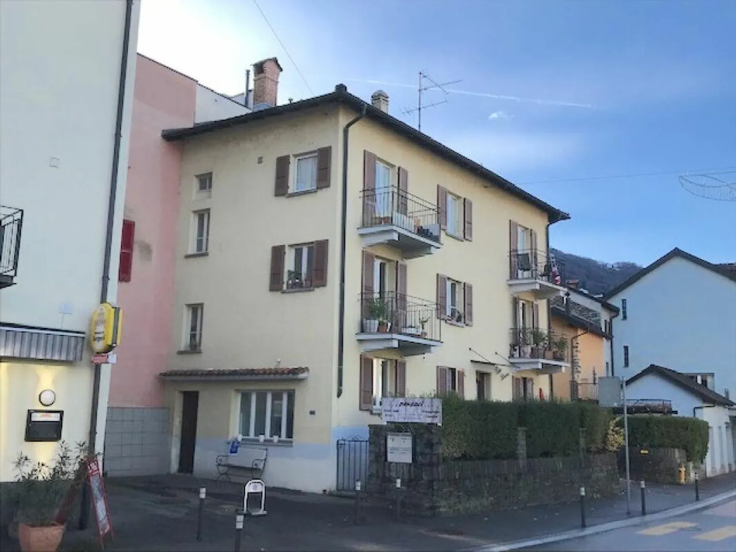 IN VENDITA NEL CENTRO DI VIRA GAMBAROGNO - CASA PLURIFAMILIARE CON 4 APPARTAMENTI E UN MAGAZZINO - Foto 3 di 15