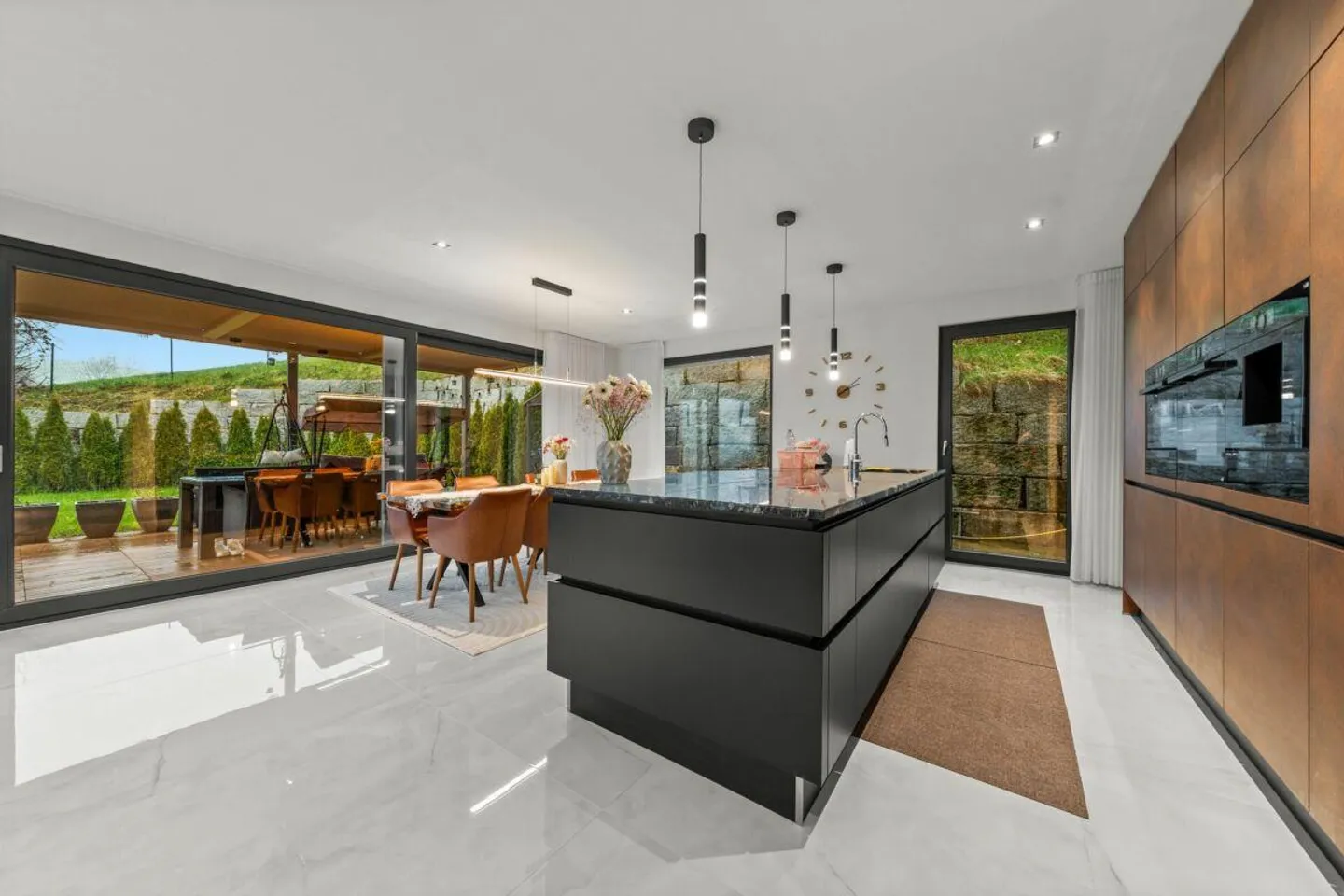 Luxurious 7.5 Room Single Family House with Plenty of Space - Photo 7 of 22