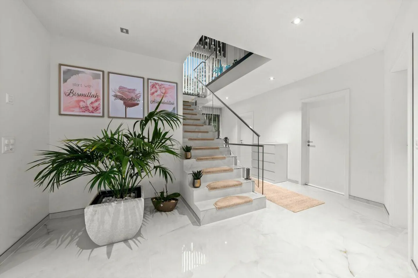 Luxurious 7.5 Room Single Family House with Plenty of Space - Photo 11 of 22