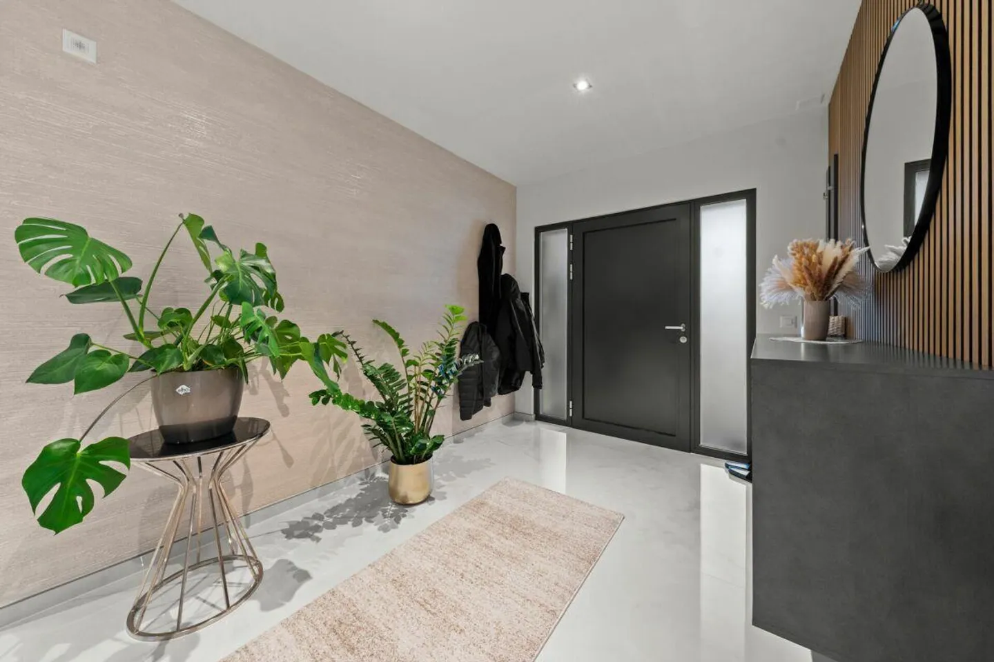 Luxurious 7.5 Room Single Family House with Plenty of Space - Photo 13 of 22