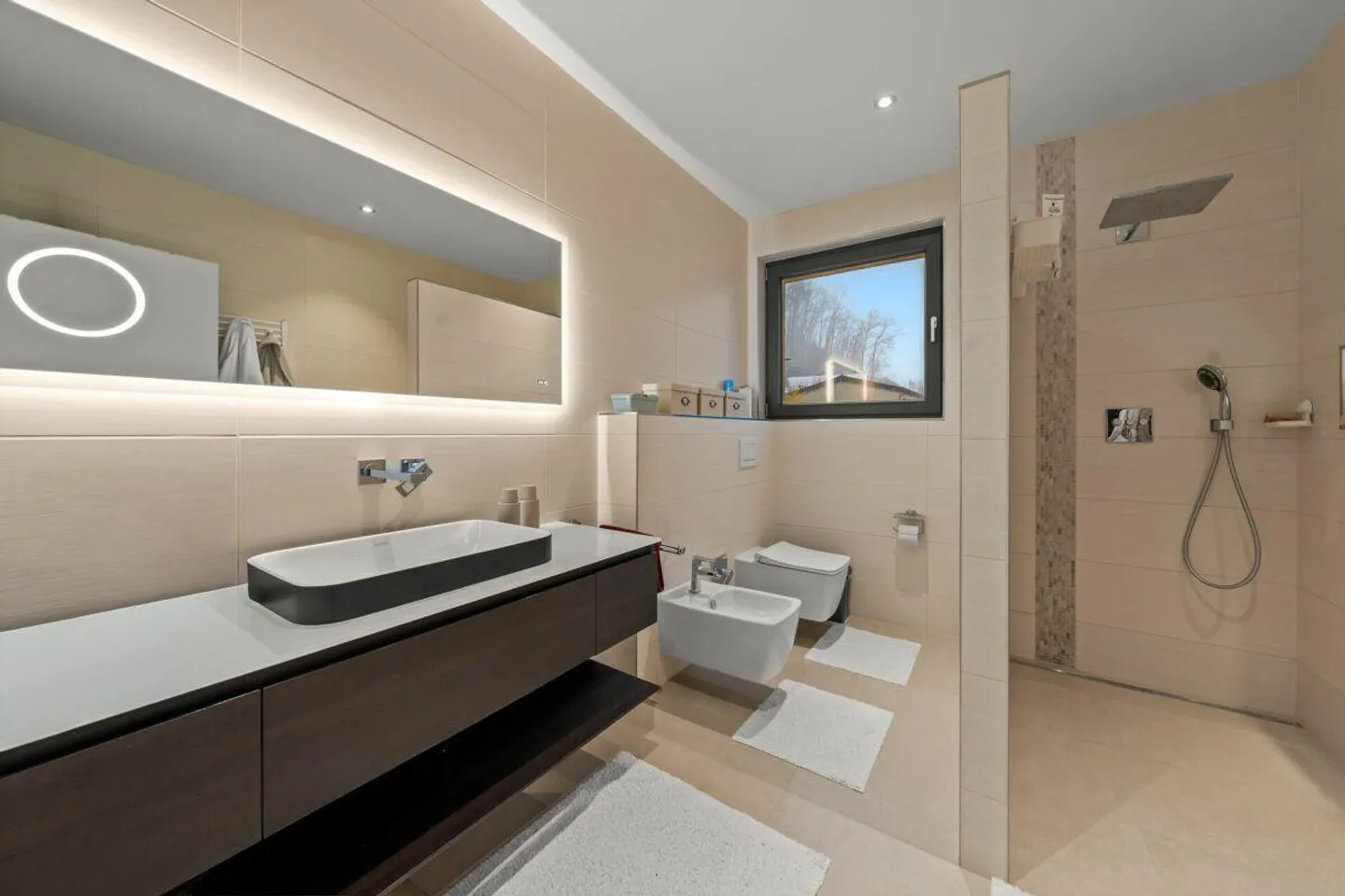 Luxurious 7.5 Room Single Family House with Plenty of Space - Photo 18 of 22