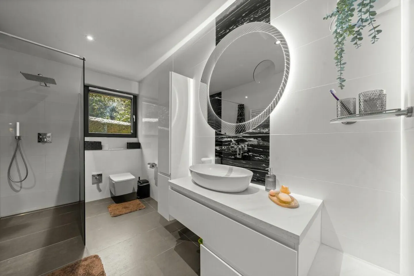 Luxurious 7.5 Room Single Family House with Plenty of Space - Photo 19 of 22