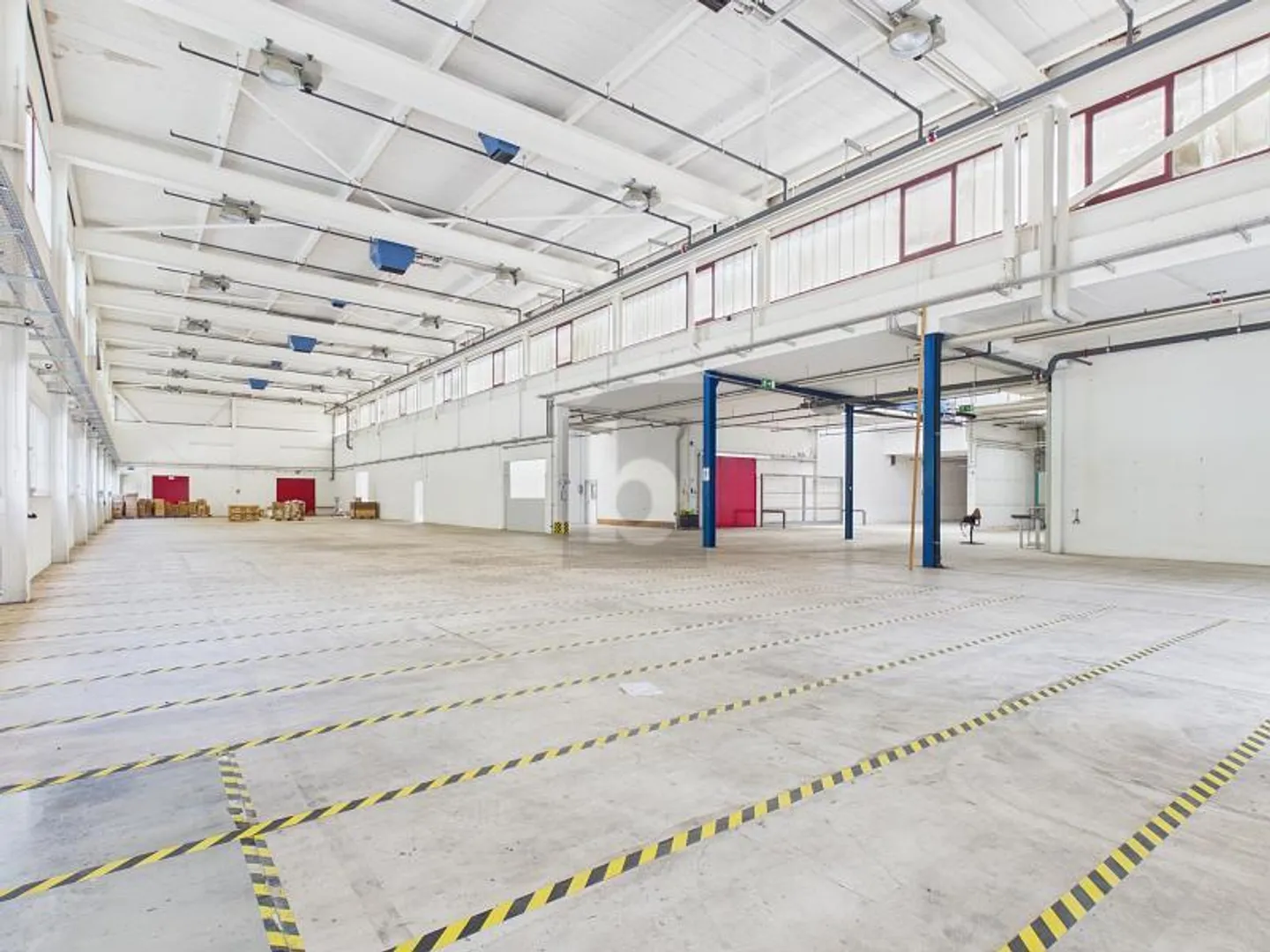 STORAGE ON A LARGE AREA - Photo 2 of 6
