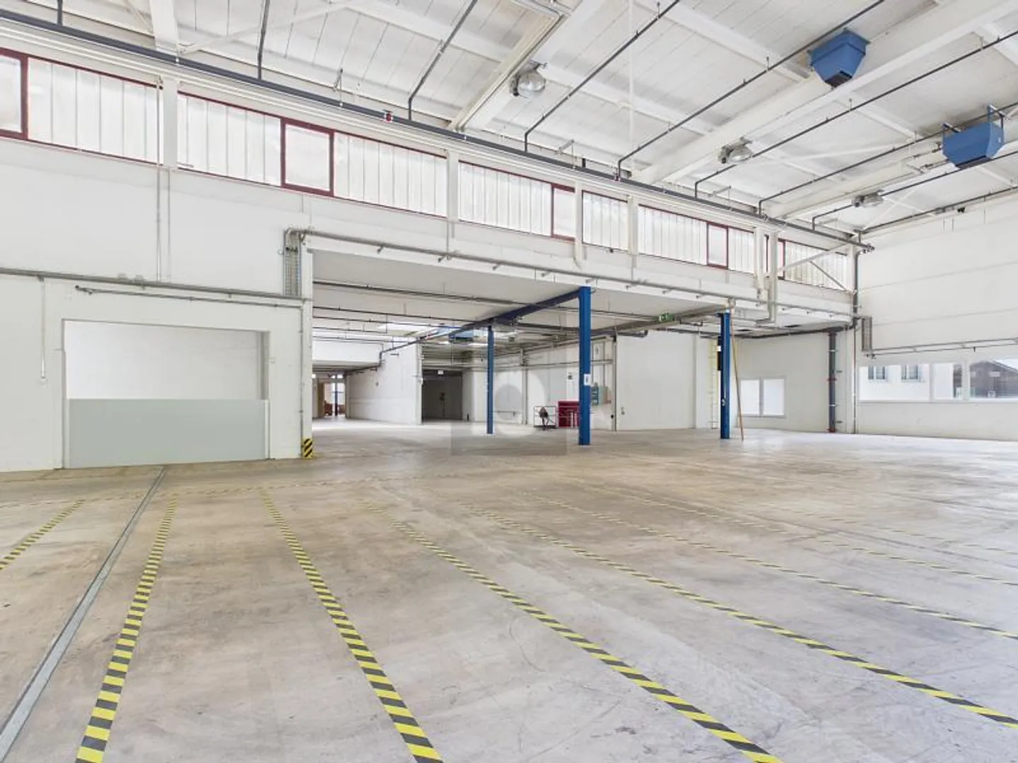 STORAGE ON A LARGE AREA - Photo 3 of 6