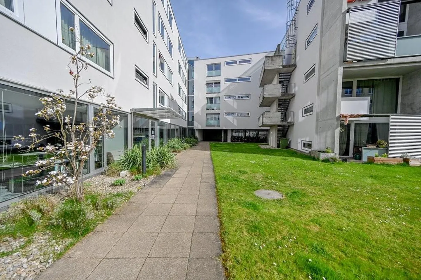 Living near the city with garden seating area - Photo 2 of 12