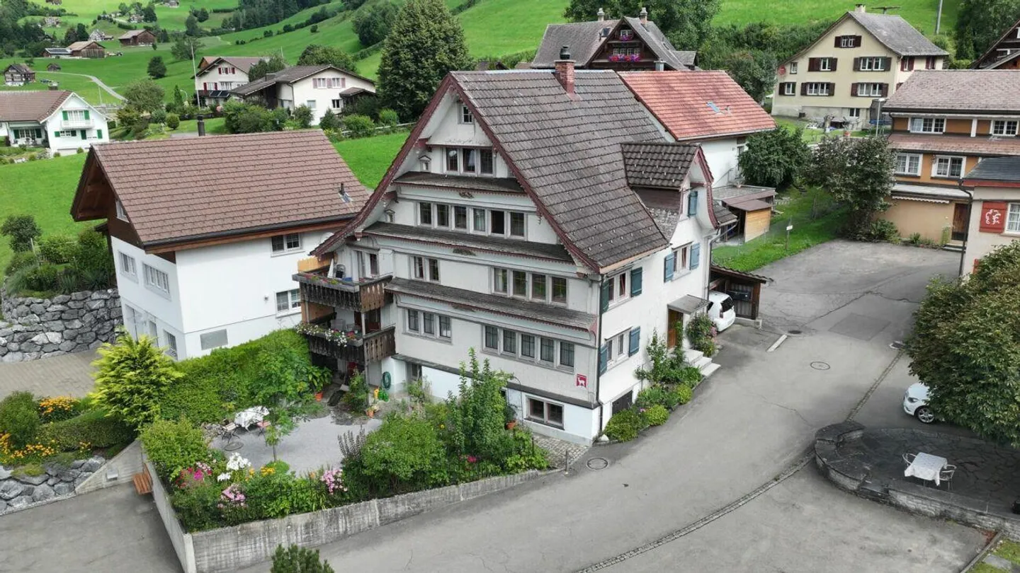 Maison individuelle unique de 6 1/2 pièces avec appartement de 3 pièces au cœur de Krummenau - Photo 2 sur 24