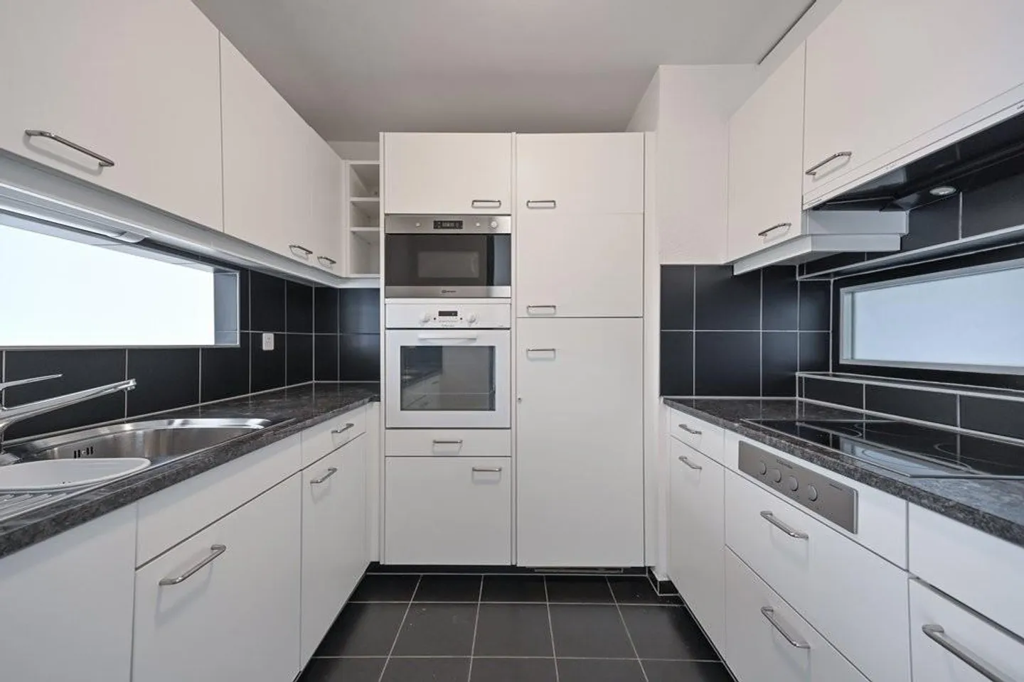 Living near the city with garden seating area - Photo 9 of 12