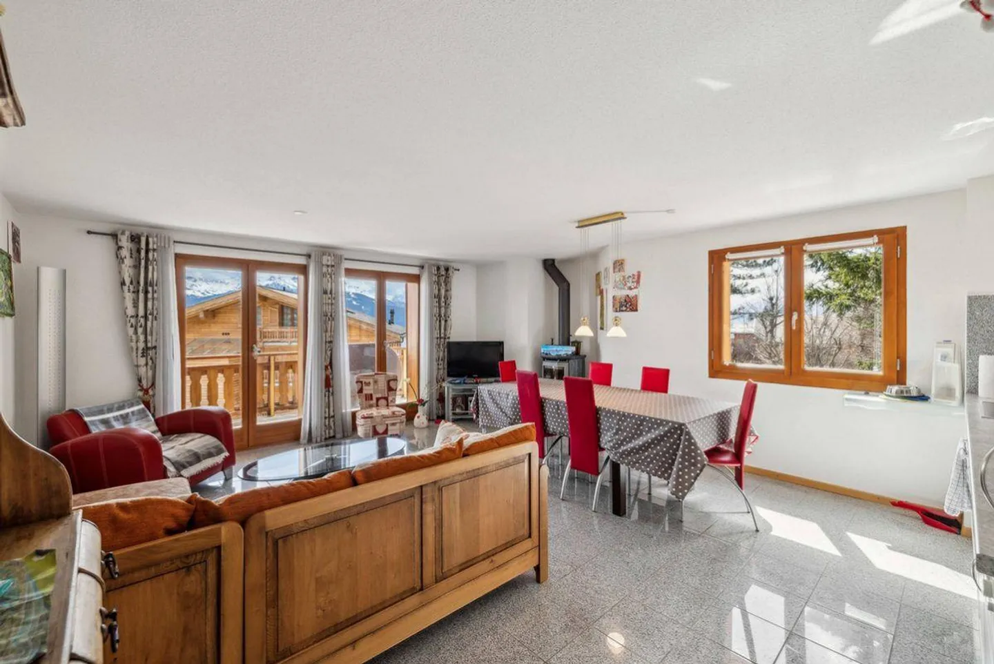 Appartamento con 5 camere e vista sulle montagne - Foto 1 di 10