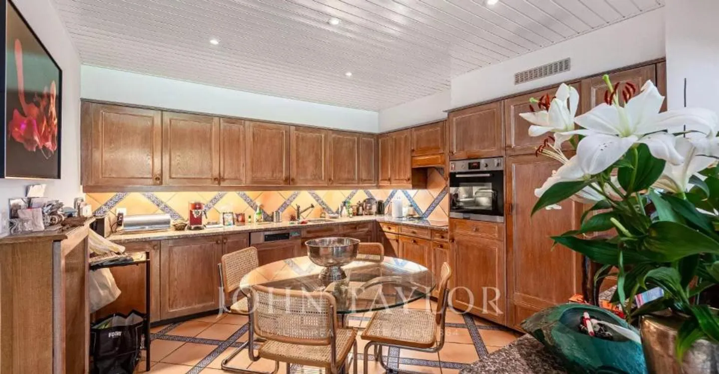 Charming Family House - Photo 4 of 13